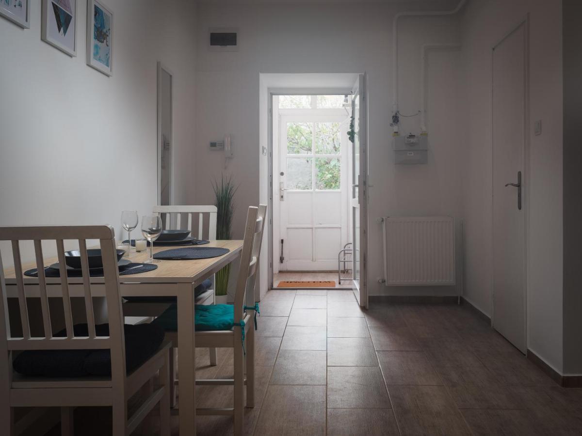 Apartmán A Charming Little Flat Just Above Szechenyi Square Pětikostelí Exteriér fotografie