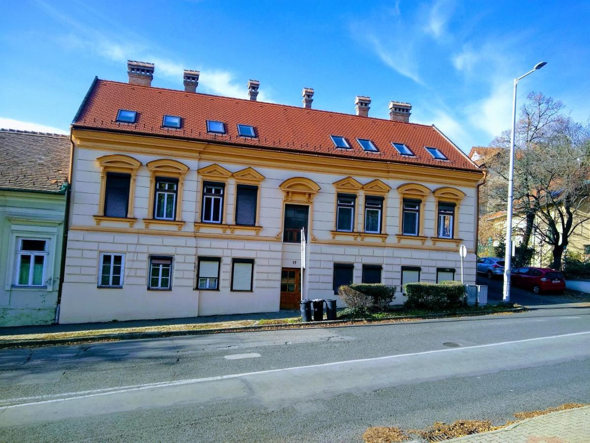 Apartmán A Charming Little Flat Just Above Szechenyi Square Pětikostelí Exteriér fotografie
